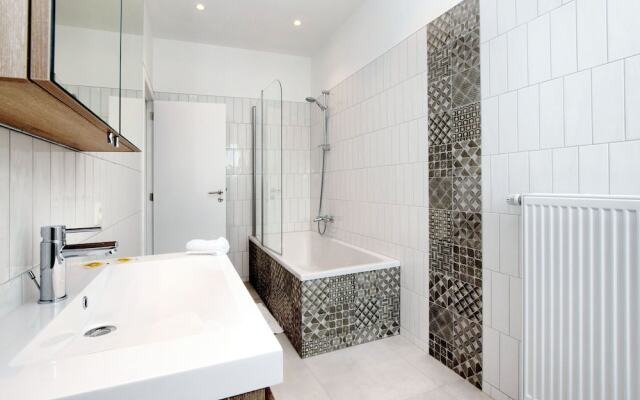 Affluent Holiday Home in Spa with Hot Tub, Garden, Sauna