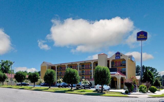 Econo Lodge Inn & Suites