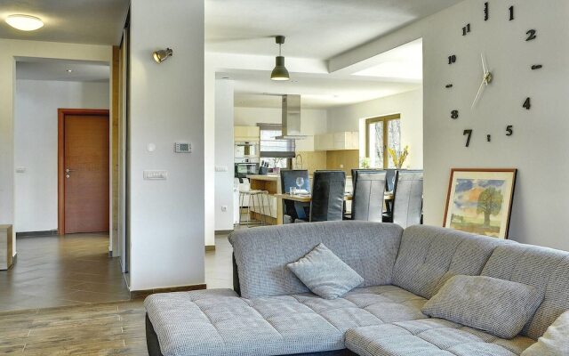 Villa With Pool and Sunshade in Rovinj