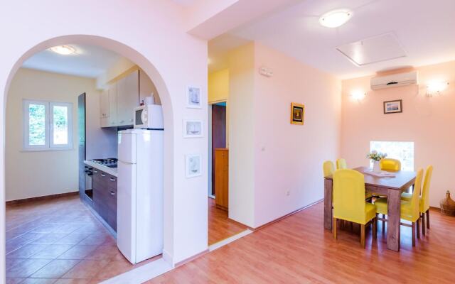 Amazing Home in Lovorno With Wifi and 4 Bedrooms