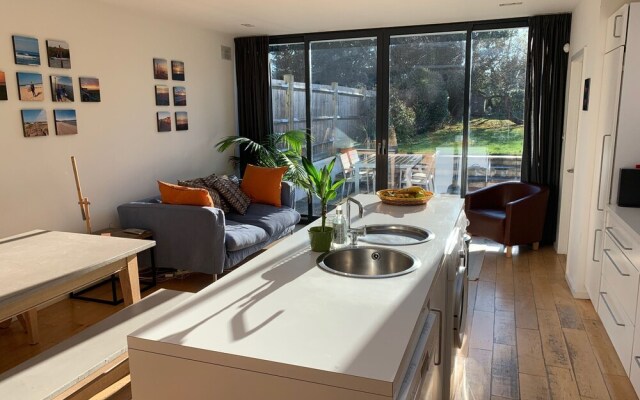 Lovely 2 Bedroom Apartment With Stunning Kitchen On To Garden