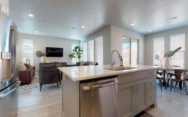 Desert Serenity 4 Bedroom Apts by RedAwning