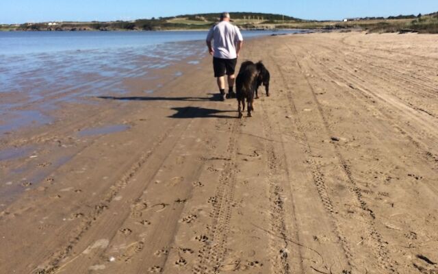 Country Retreat Sleeps 2 Near Cymyran Beach