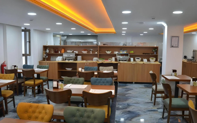 Piyes Otel