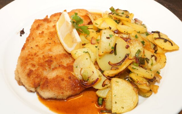 Warias Hotel & Restaurant