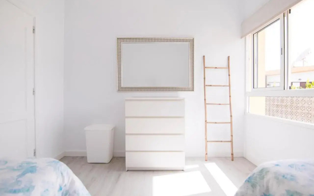 Deluxe Apartment. 50 meters Beach