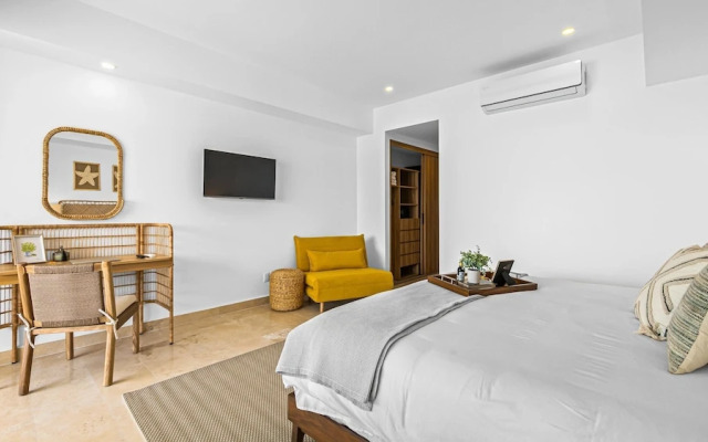 Stylish Beachfront 2BR - Balcony & Pools