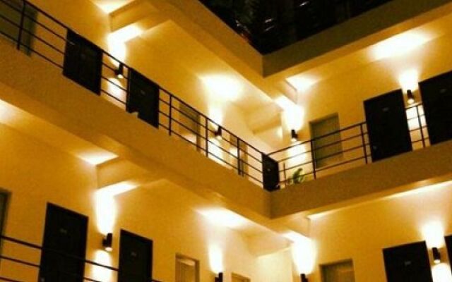 R Suites & Cafe