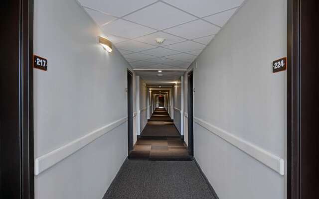 Motel 6 Airdrie, AB