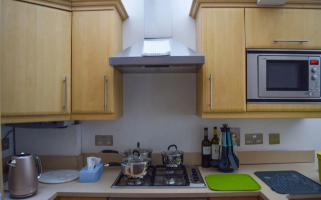 Charming 2 Bedroom Flat with Backyard in Battersea