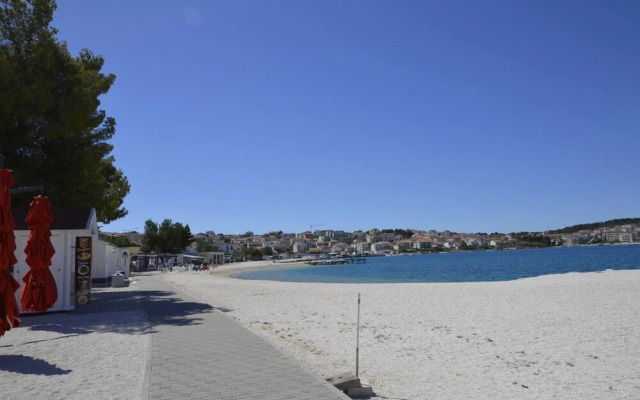 Stunning 2-bed Apartment in Okrug Gornji