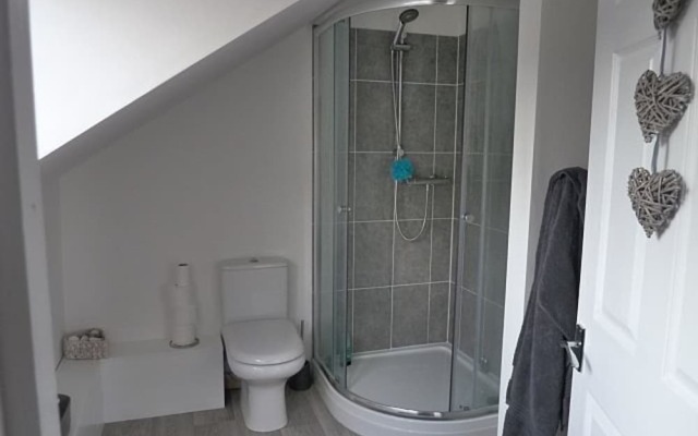 Light, Spacious 2 bed 2 Bath Flat. Sleeps 2-8
