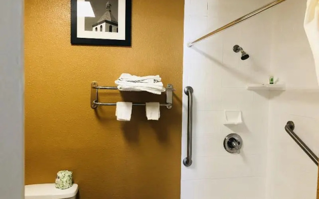 Casa Blanca Inn & Suites