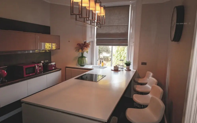 Spacious 4 Bedroom Flat in Stirling