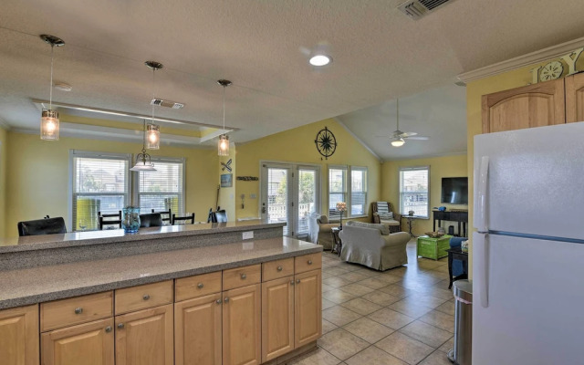 Walk to Galveston Beach: Pet-friendly Home