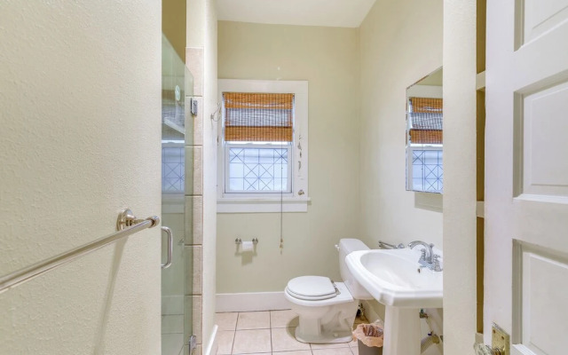 ~ Half-mi to Galveston Seawall: Apartment w/ Deck!