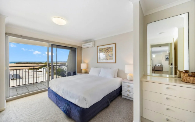 Oceanfront 3-bed Retreat With Pool-steps to Beach – Guest Rooms – Caloundra