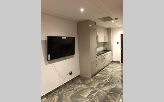 Bright, stylish Studio flat with Sky Sports