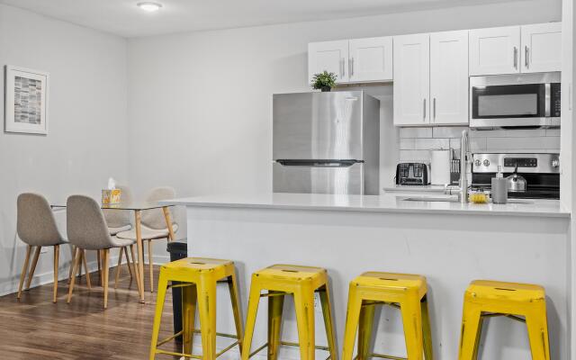 Modern 2BR Near UT Hyde Park Evonify