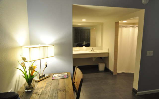 Thunderbird Hotel