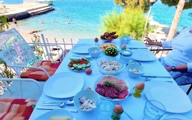 Helena - Beachfront - H