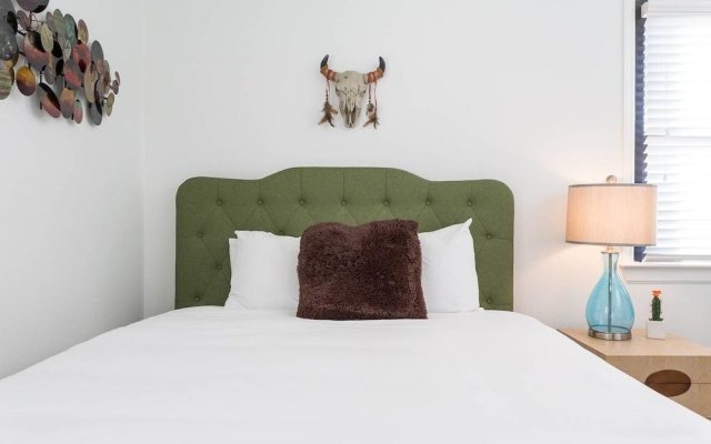 8 Bedrooms Comprised of 4 2BR Suites by Domio