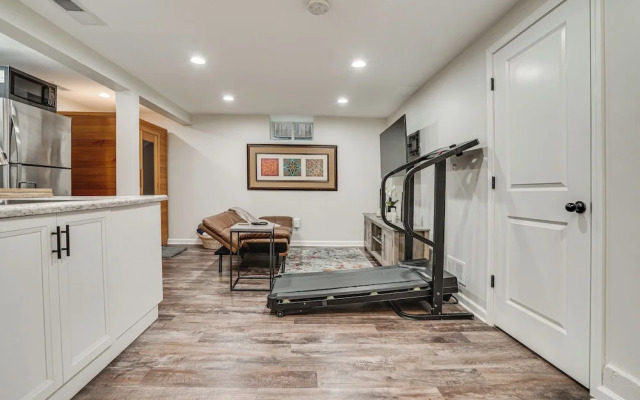 Chic Minneapolis Apt - 6 Blocks to Lake Nokomis!