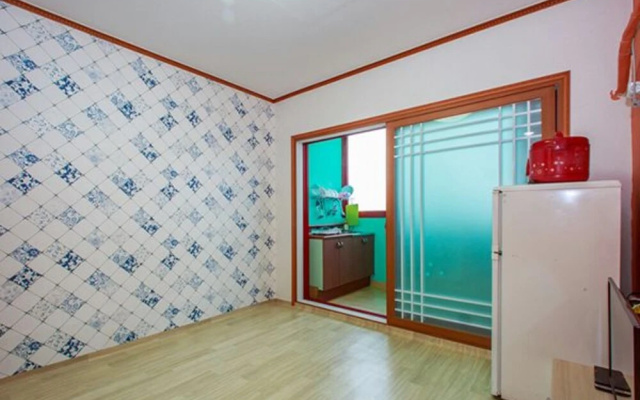 Anmyeondo Sunflower Pension
