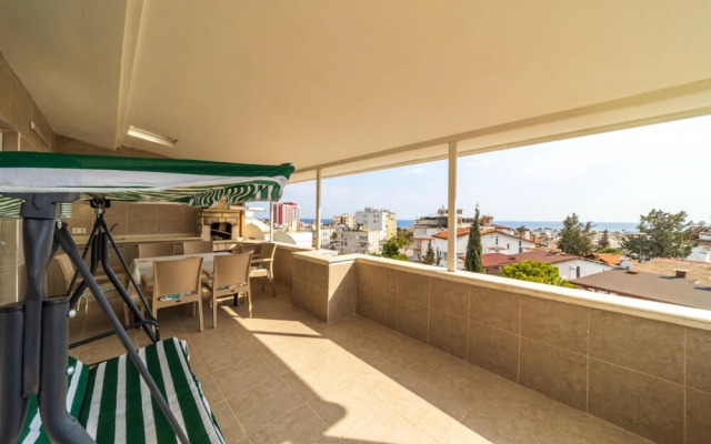 Spacious and Central Apartment near Lara Beach in Muratpasa, Antalya