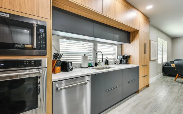 Modern Lakeland Golf Retreat w/ Putting Green