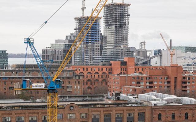 Renovated Downtown Toronto Apartment With Balcony