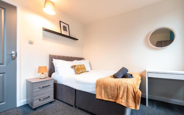 6 bed Residential home with Parking