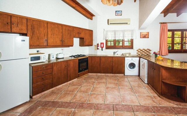 Amazing Home in Laatchi With 3 Bedrooms, Outdoor Swimming Pool and Swimming Pool
