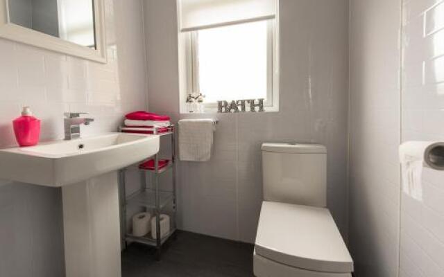 Hls Ashgrove Apartment