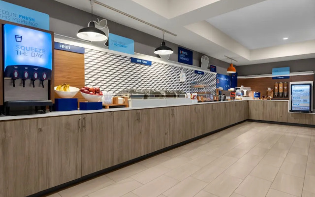 Holiday Inn Express & Suites Evansville Downtown