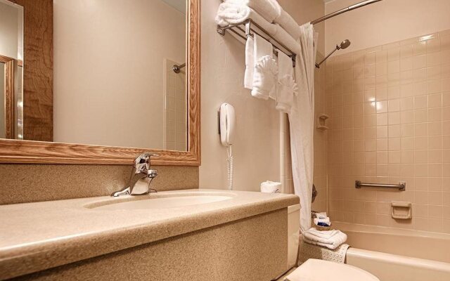 Econo Lodge Inn & Suites