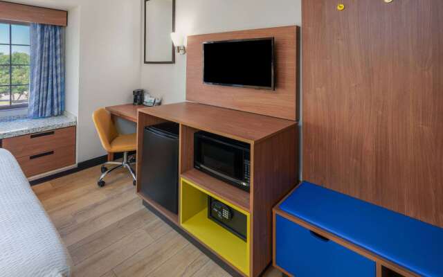 Days Inn & Suites by Wyndham Greeley