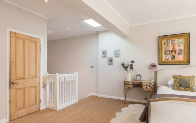 Stylish 1-bed With a Roof Terrace