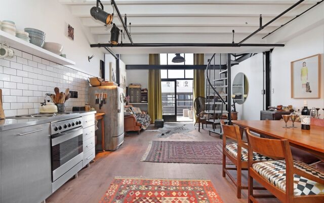 Wolroy House 506 by AirAgents