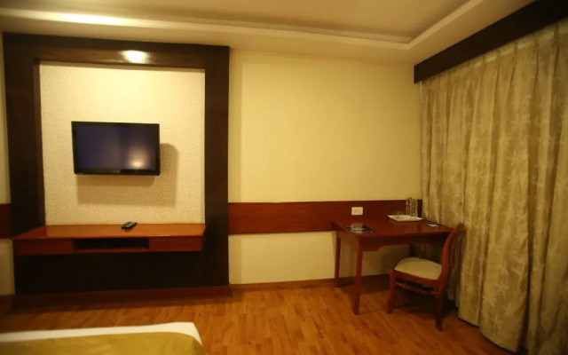 OYO Premium Pal Road