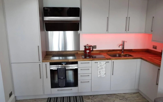 Direct Sea Views, Seafront Location & Free Parking
