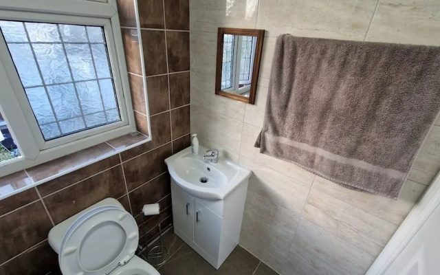 Captivating 2-bed Apartment in Ilford