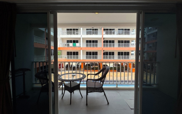 Pool-view Studio With Balcony - New Nordic VIP 4, Pratumnak