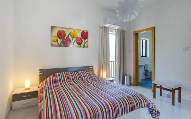Seafront Apartment, Marvelous Views GR8 Location