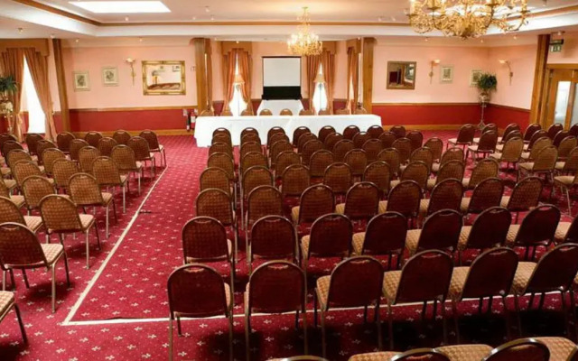 Shoreline Hotel