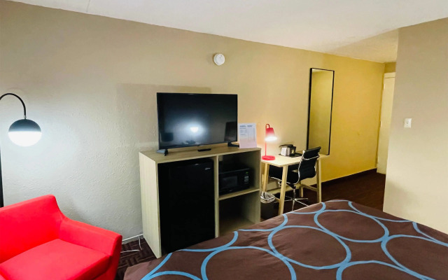 Super 8 by Wyndham Gloucester
