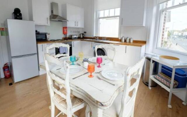 Bright & stylish 2 bed 1st floor apartment