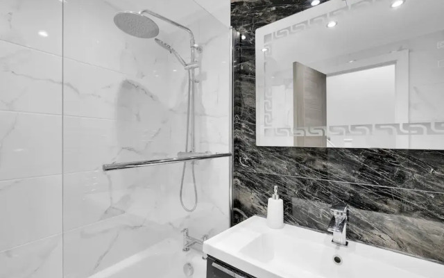 Newly Refurbished 2 Bed Hse Town Centre