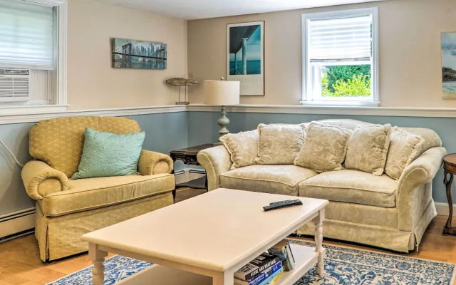 3 Mi to Bourne Scenic Park: Quaint Cape Cod Apt