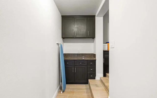 Spacious Retreat w Large Kitchen Outdoor Patio